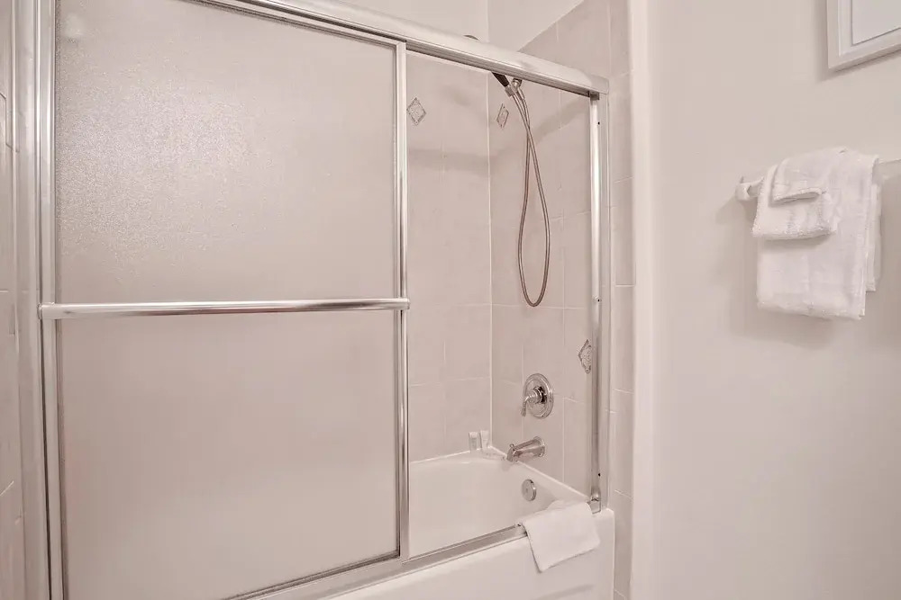 Elegant Waterfront Condo With Central AC, Balcony, and Shared Pools & hot Tubs