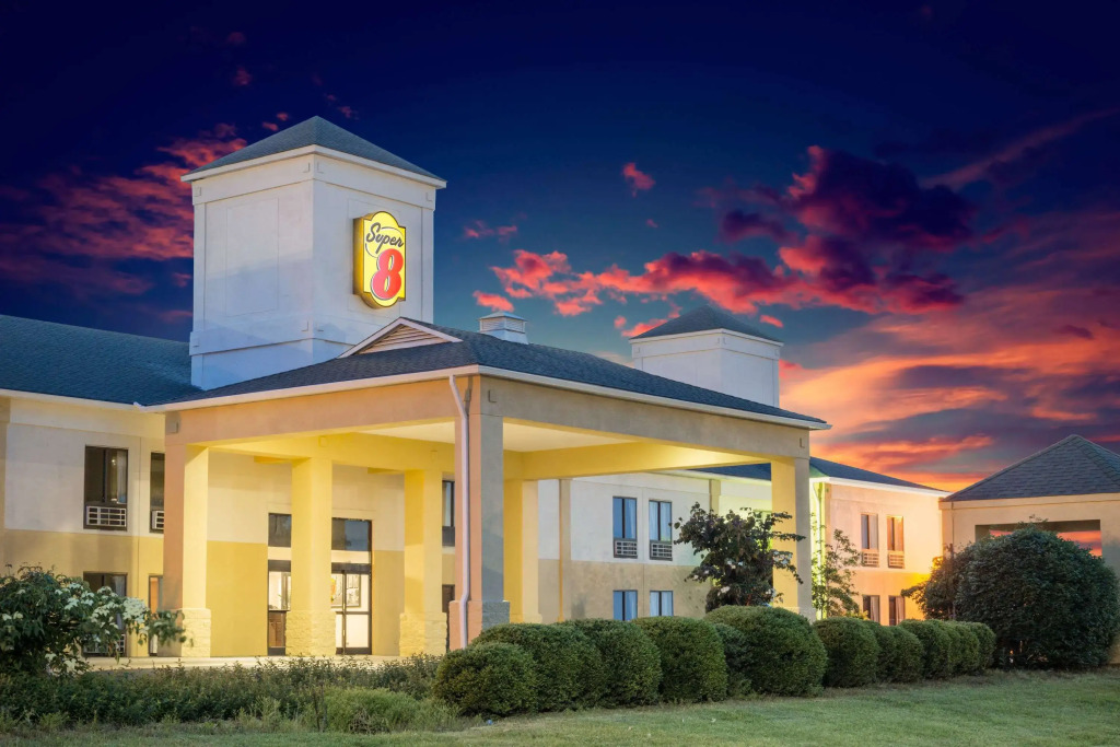 Super 8 by Wyndham Clemmons - Bermuda Run - Winston-Salem I-40