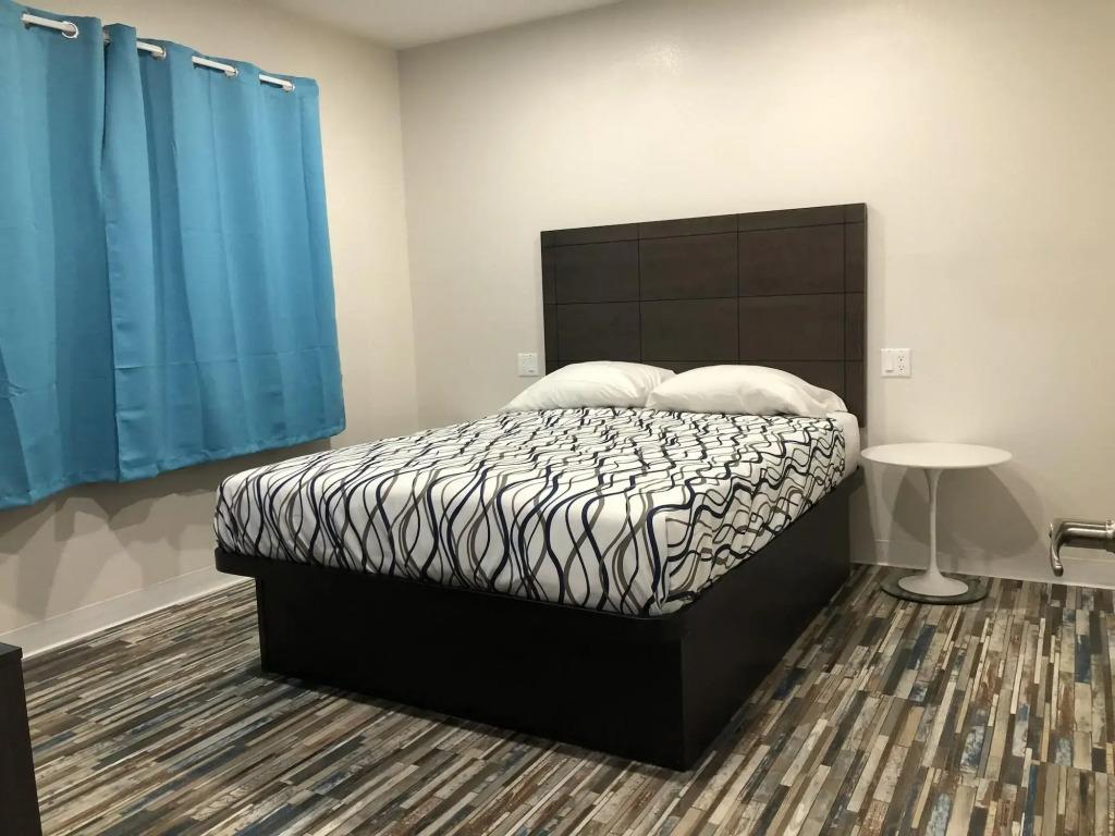 Tradewinds Motel