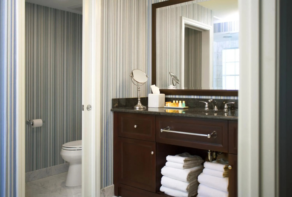 Newport Beach Hotel & Suites