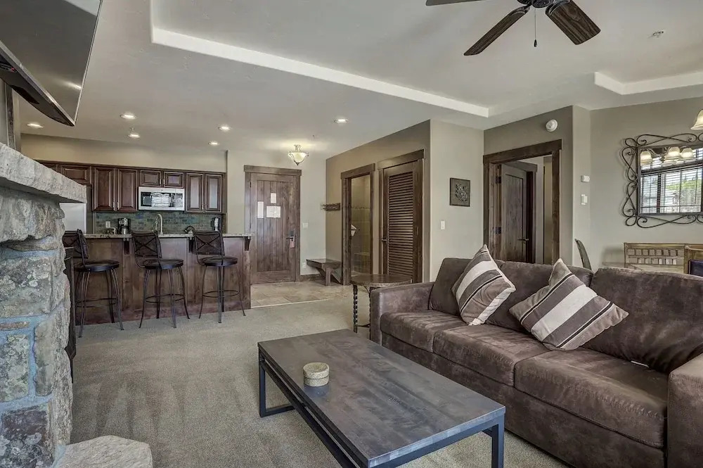 Luxury & Modern 2 Bdrm/2 Bath On Peak 7 2 Bedroom Condo by RedAwning