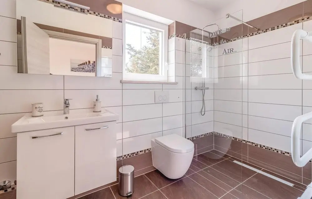 Nice Home in Vodnjan with Hot Tub, WiFi & 4 Bedrooms