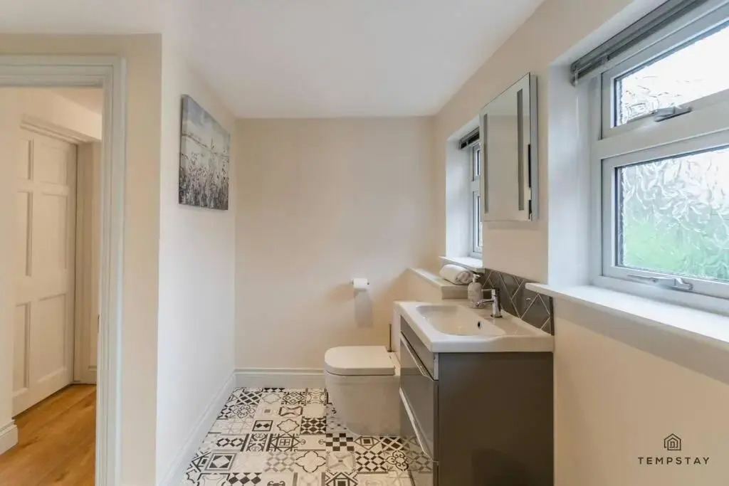 Stylish Home with Free Parking - 10 Mins To Legoland!