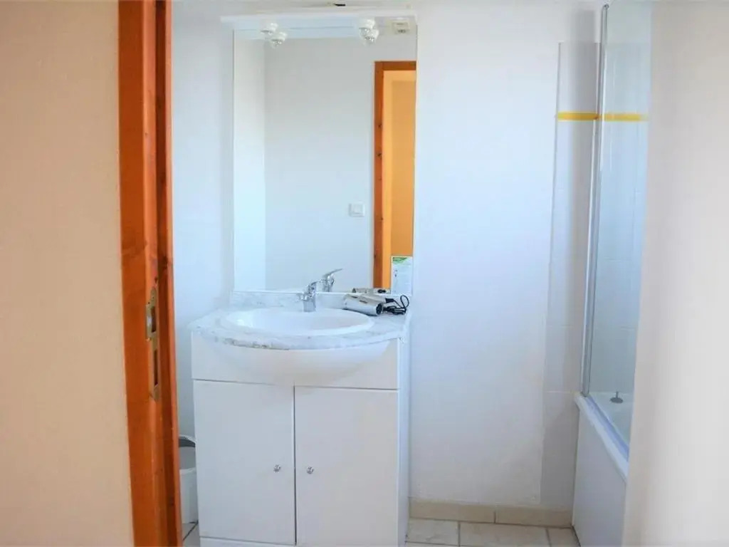 Maison Duplex avec Terrasse, 2 Chambres, Piscines et Parking - FR-1-382-19