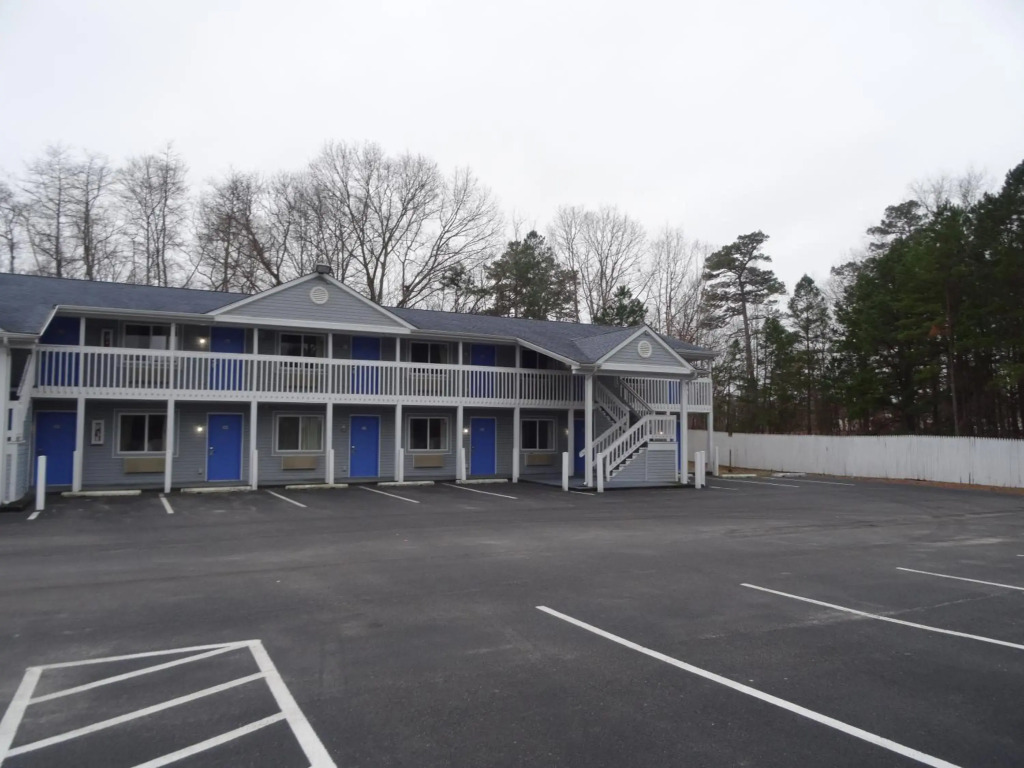 Village Inn & Suites - Smithville
