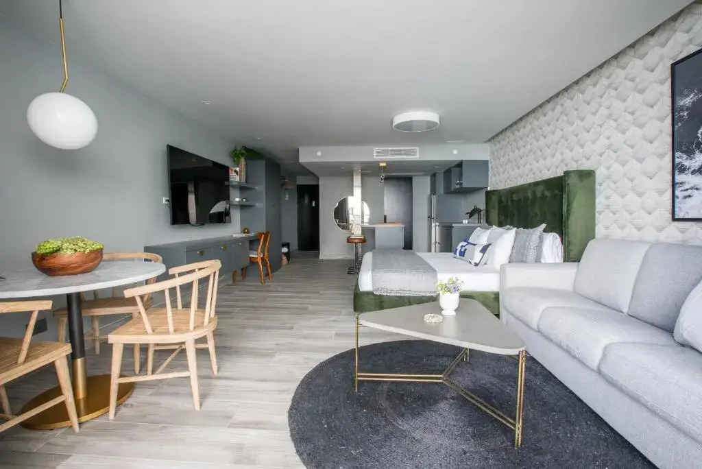 OCEAN VIEW DELUXE SUITE: PVT. BEACH & POOL