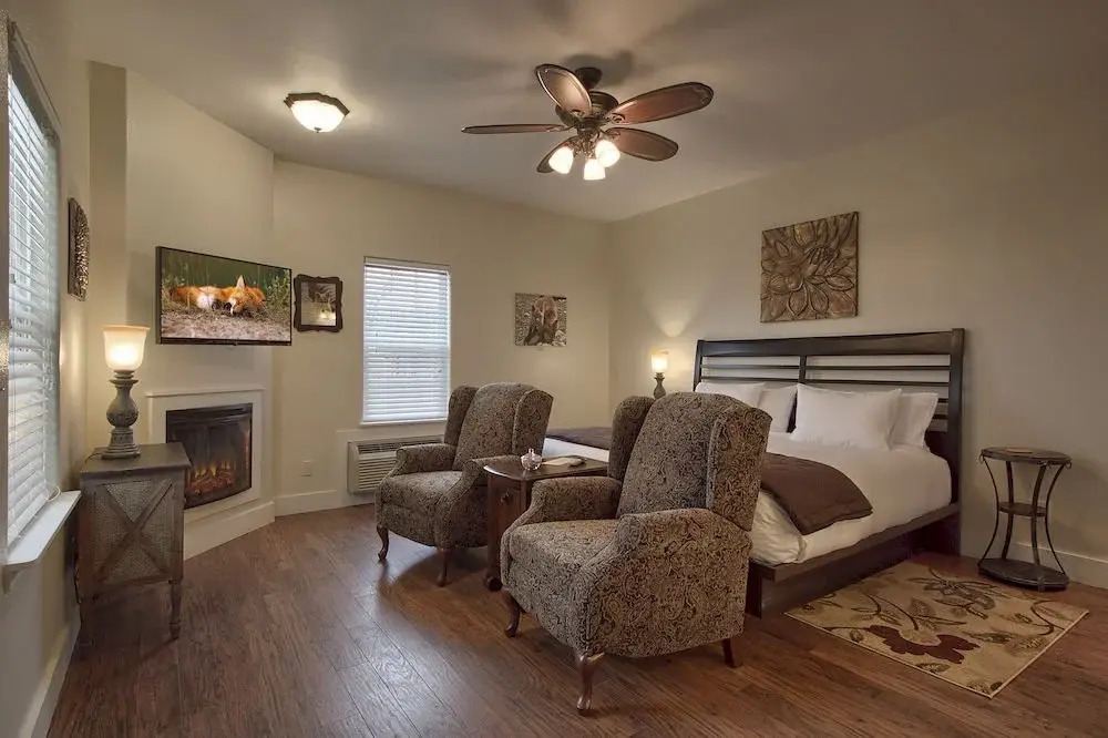 Serenity Bliss - Downtown Retreat with Pool & Hot Tub