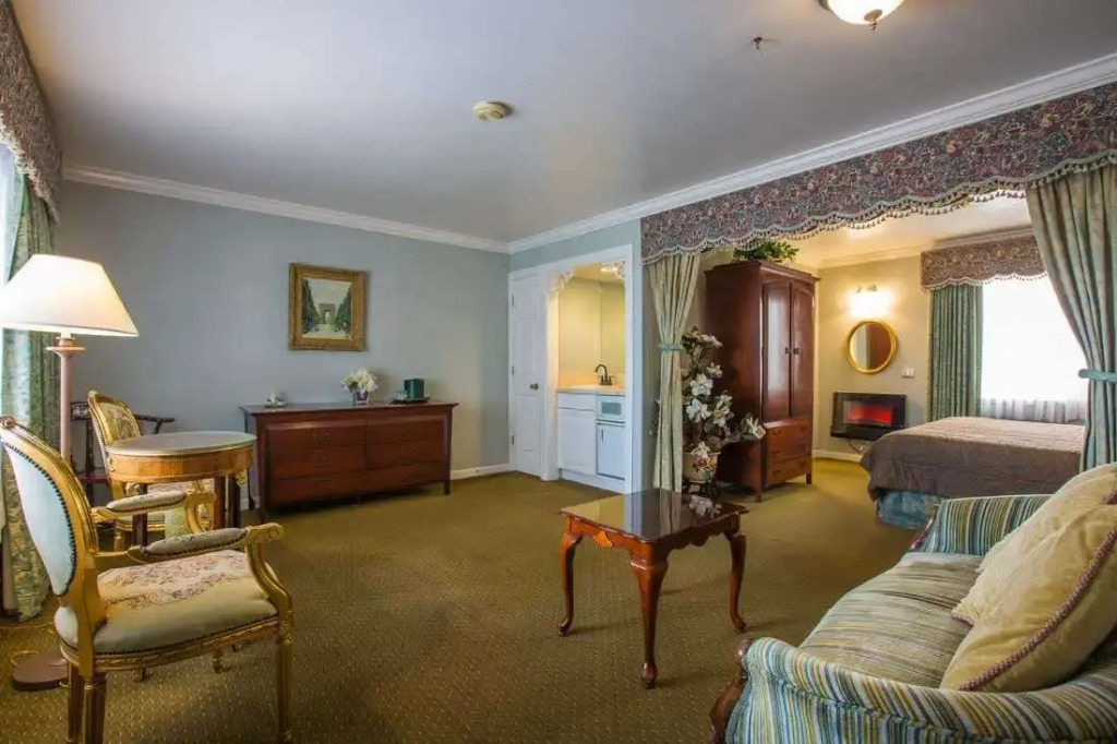 Carmel Inn & Suites