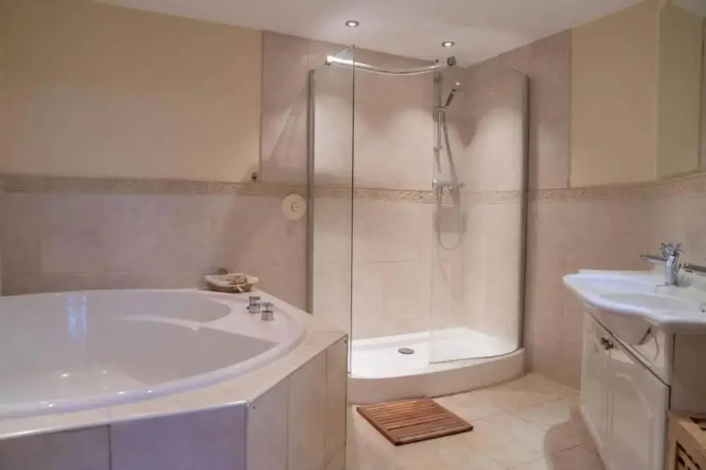 3-bed Apartment 5 Mins Walk to Boscombe Beach