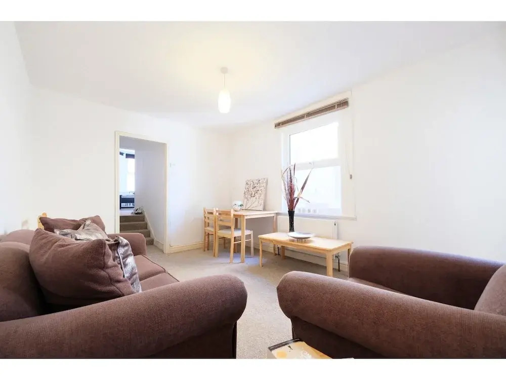 Quiet and Spacious 2-bedroom Flat , Sleeps 4