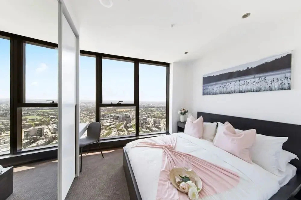 Lovely 3BR Apt With Panoramic Views, Free Parking