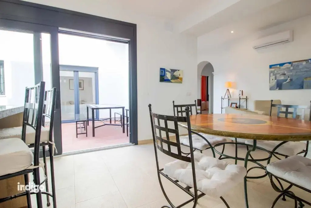 DEK001 Riverview Modern Townhouse in Centre of Ay