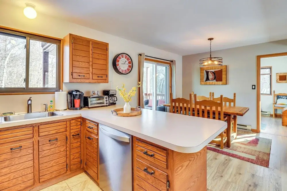 Private Spa, Fire Pit & Deck: Poconos Home!