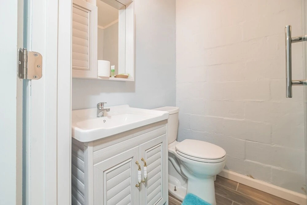 Newly Renovated Luxury Apartment Near Coffee Shops & More! 2 Bedroom Apts by Redawning