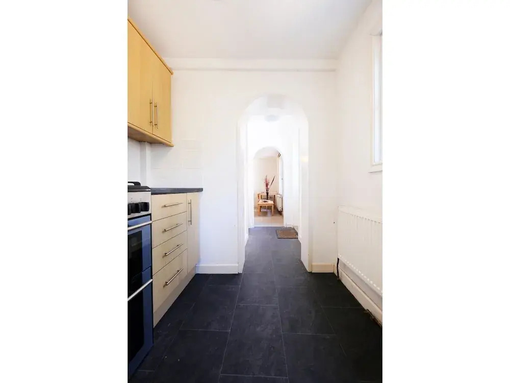 Quiet and Spacious 2-bedroom Flat , Sleeps 4