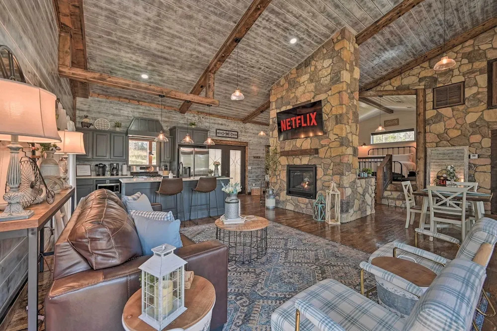 'honey's Nook' Broken Bow Home w/ Hot Tub + Decks!