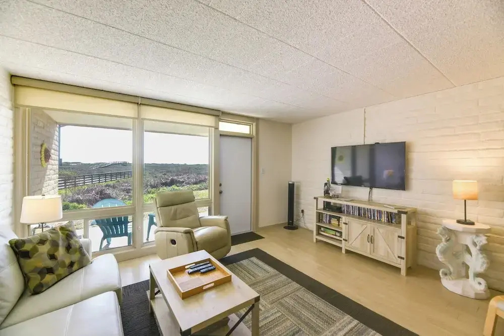 Beachfront Condo w/ Pool Access in Port Aransas