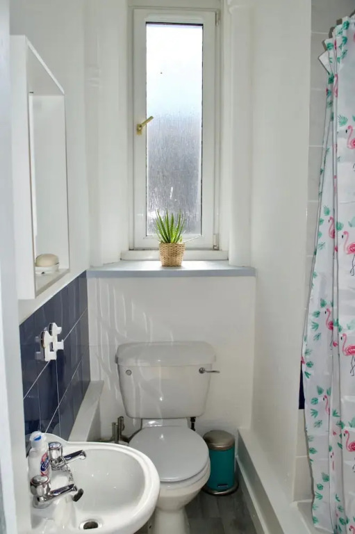 Bright 1 Bedroom Flat Near Leith