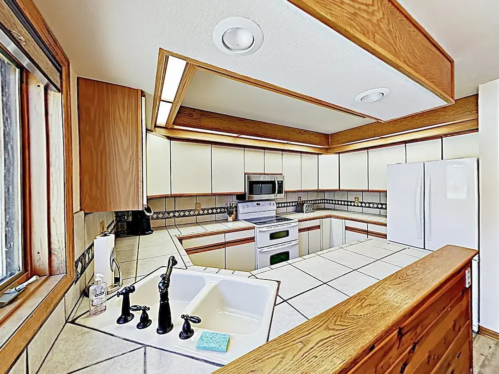 Multi-level Mountain W/ Views & Hot Tub! 3 Bedroom Townhouse
