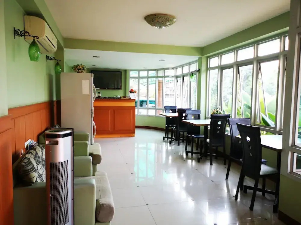 100 House Hotel
