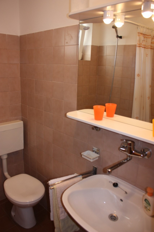 Apartment Petri - close to the sea: A2 Zuti  Tisno, Island Murter