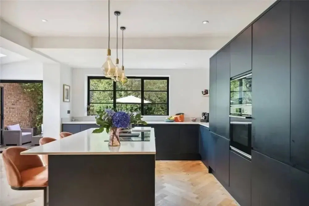Stylish and Spacious 3 Bedroom Garden Flat in Fulham