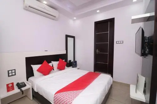 Cocktail Hotel by OYO Rooms