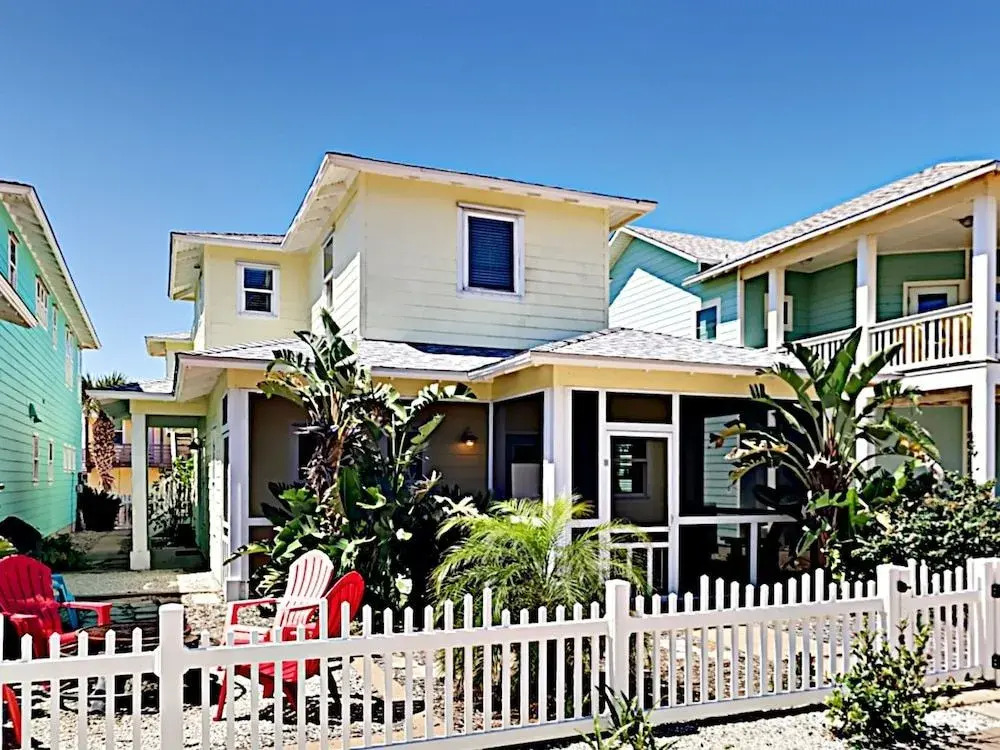 4BR Village Walk House, Pool by RedAwning