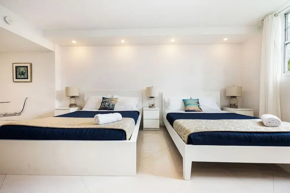 Condo Close to the Beach Pool, Gym, Tennis 2BR 6 Guests