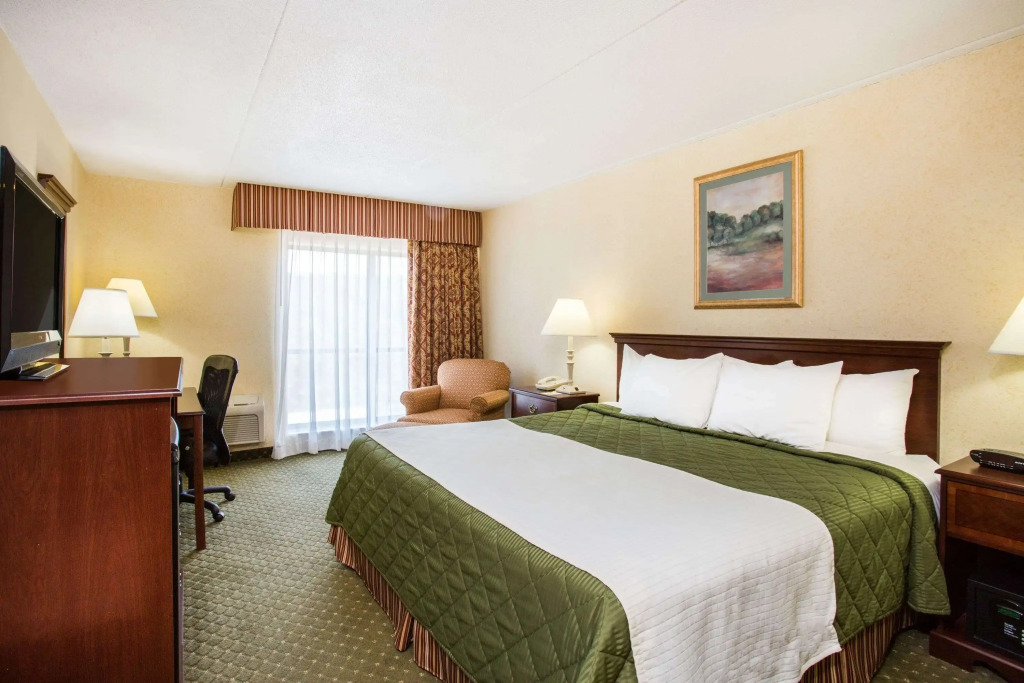 Days Inn & Suites by Wyndham Sutton Flatwoods