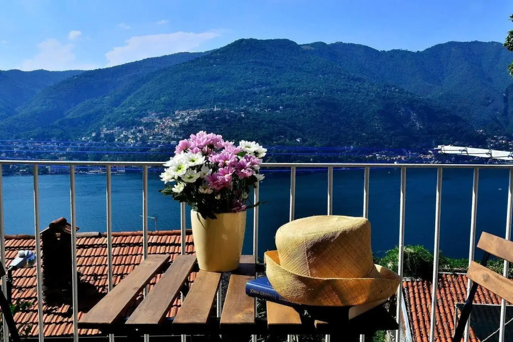 ALTIDO Cozy Lake View