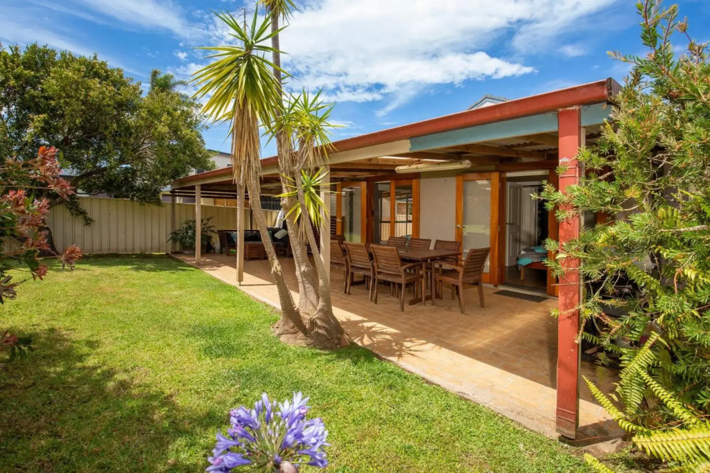 Sunbaker Beach House - 4 Mins to Beach - Pet Friendly with Fire Pit