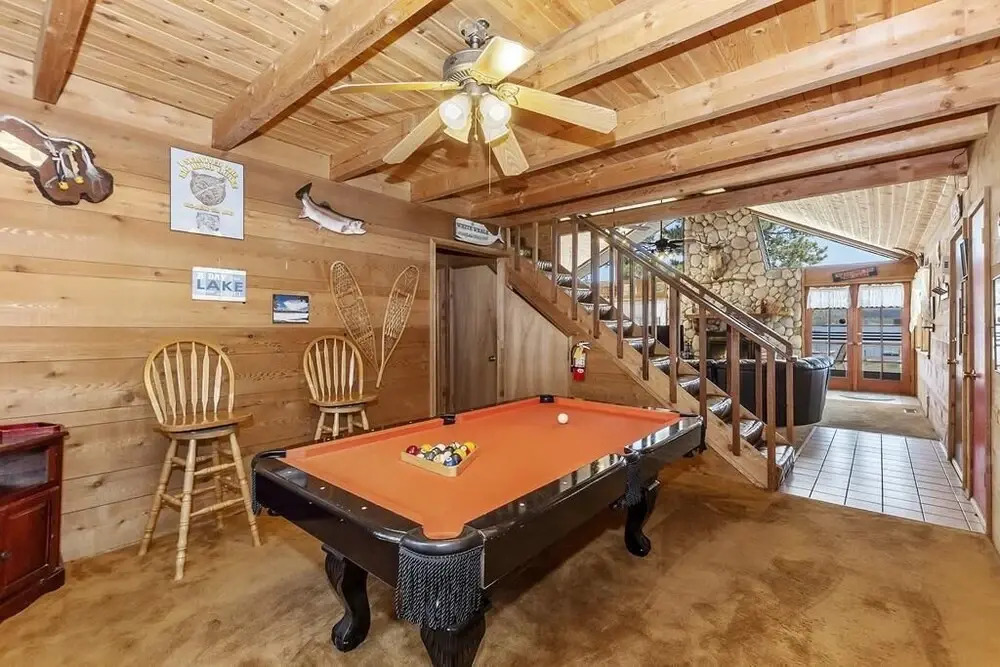012 - Lakefront Chalet