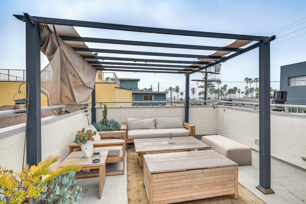 Walk to Venice Beach! Couples Apt w/ Rooftop Deck