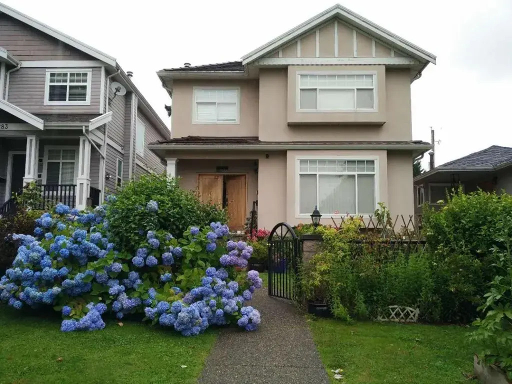 Helens House / Close to Skytrain and Airport