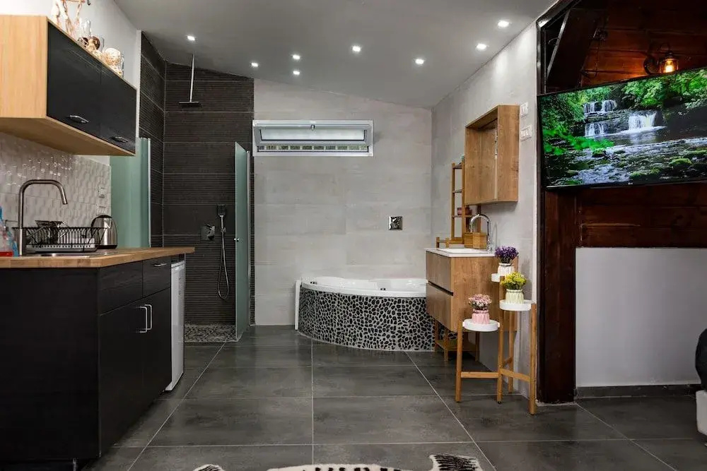 חופש יהונתן -צימרים בכנרת בטיילת טבריה hofesh yehonatan cabin promnade tibrias