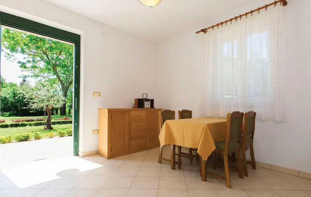 Stunning Home in Valbandon With Wifi and 6 Bedrooms