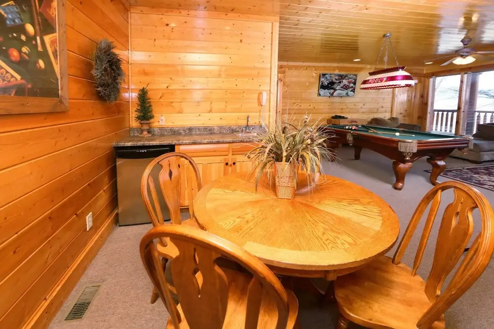 Rising Eagle Lodge - Eight Bedroom Cabin