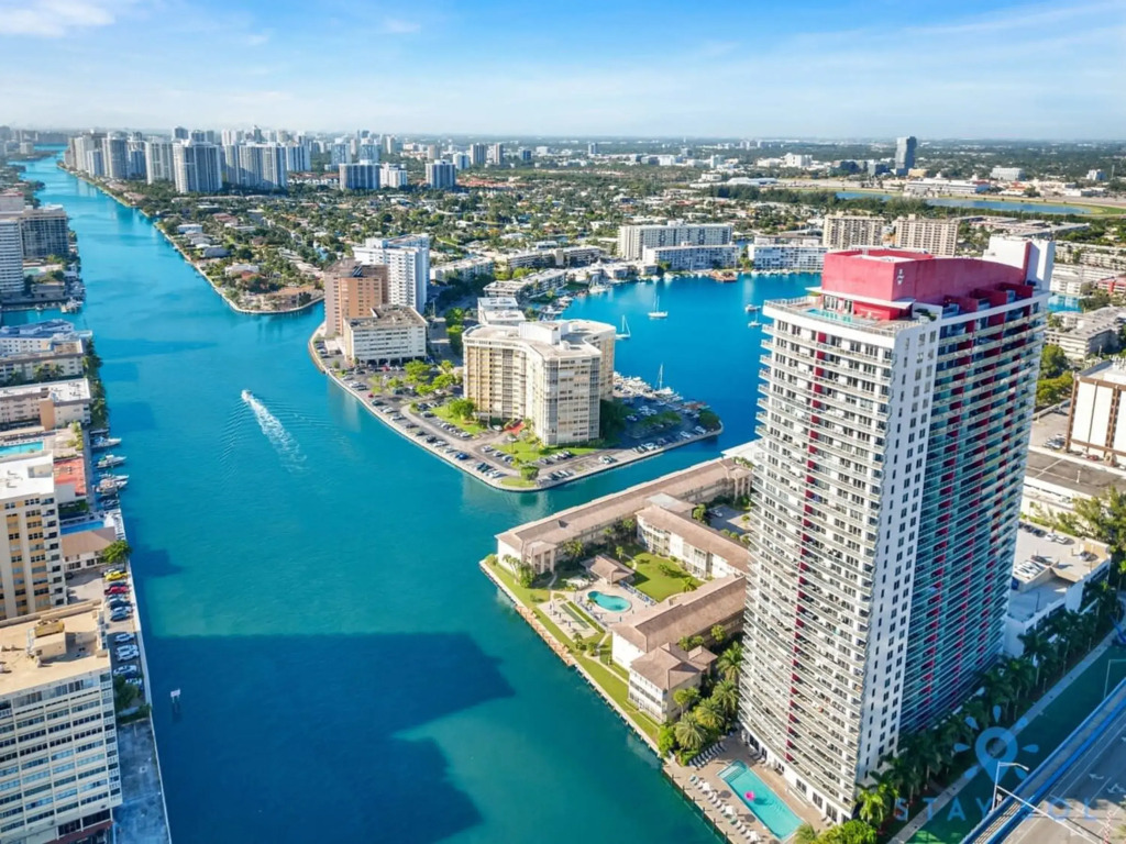 Spacious 2BR Condo Sleeps 6 Amazing Amenities