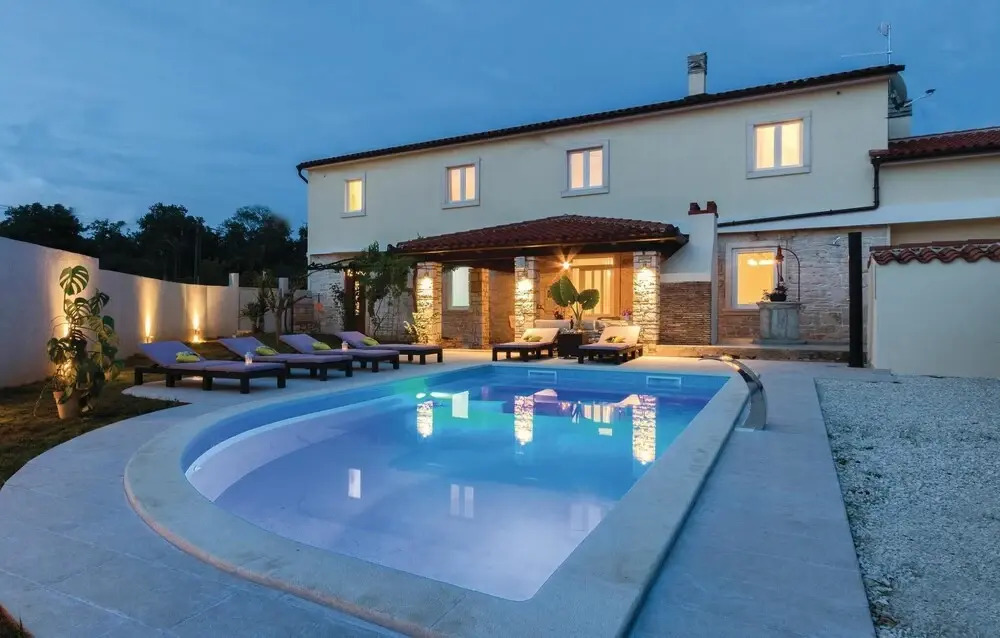 Gorgeous Home In Peruski