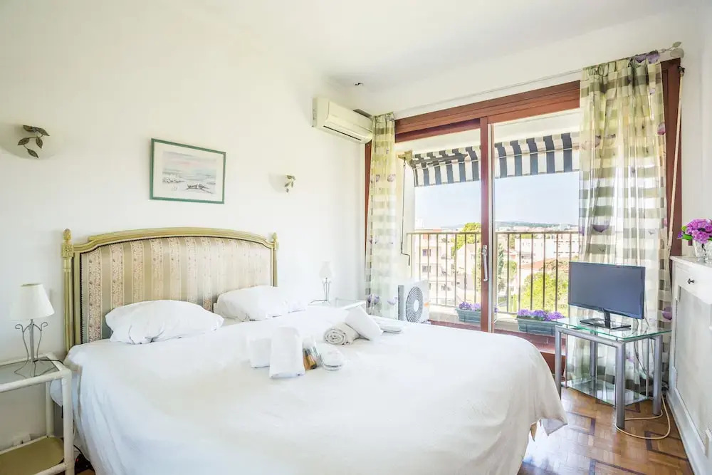 Large One BDRM flat A/C with fabulous Terrace Roof by Weekome