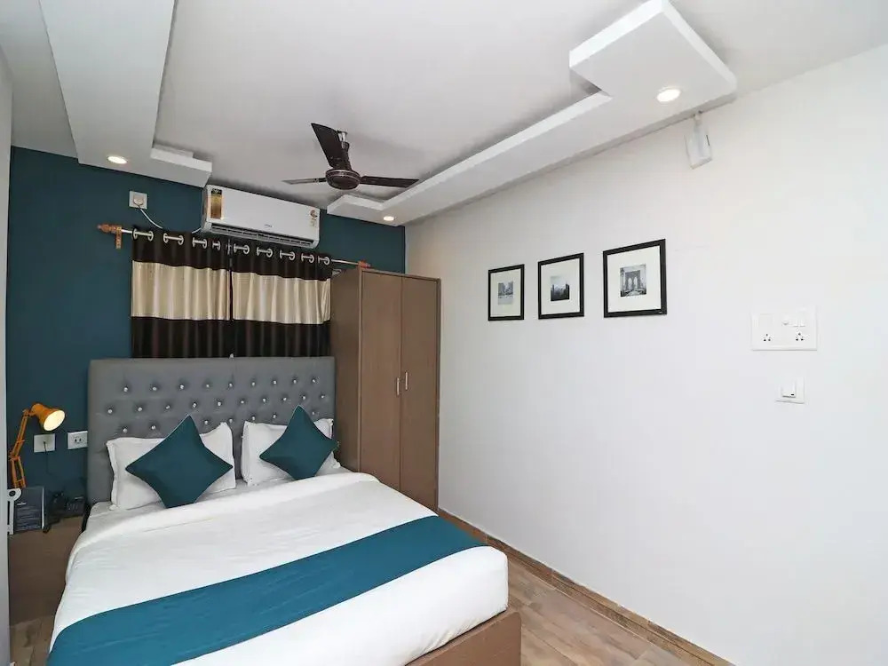 SilverKey Executive Stays 37812 Royal Crown Airport