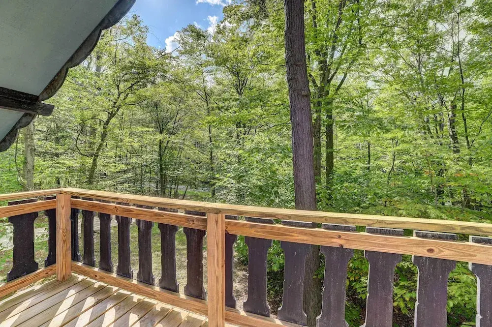 Pet-friendly Gem: Hike, Fish & Golf in Gaylord
