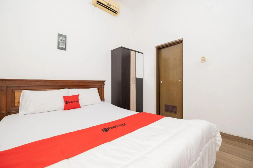 RedDoorz At Nginden Surabaya