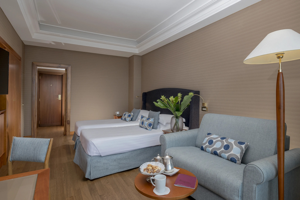 Отель Royal Continental Hotel Naples