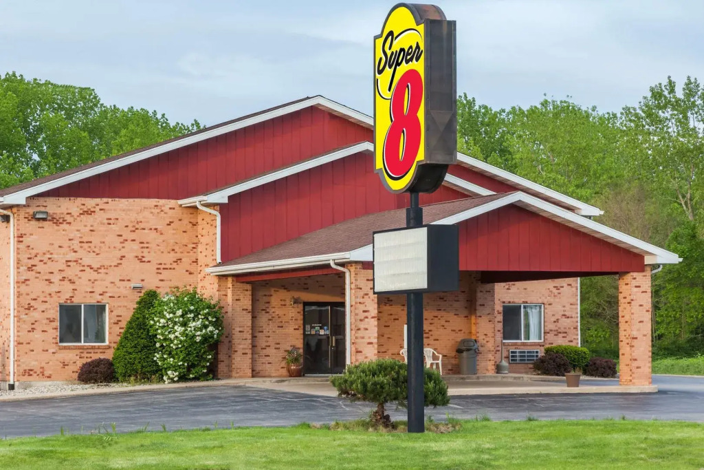 Watseka 24 Inn & Suites