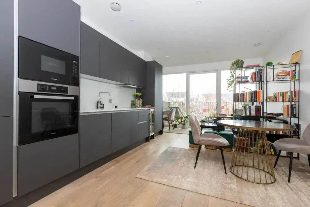 Tranquil & Stylish 1 Bedroom Flat With Private Balcony
