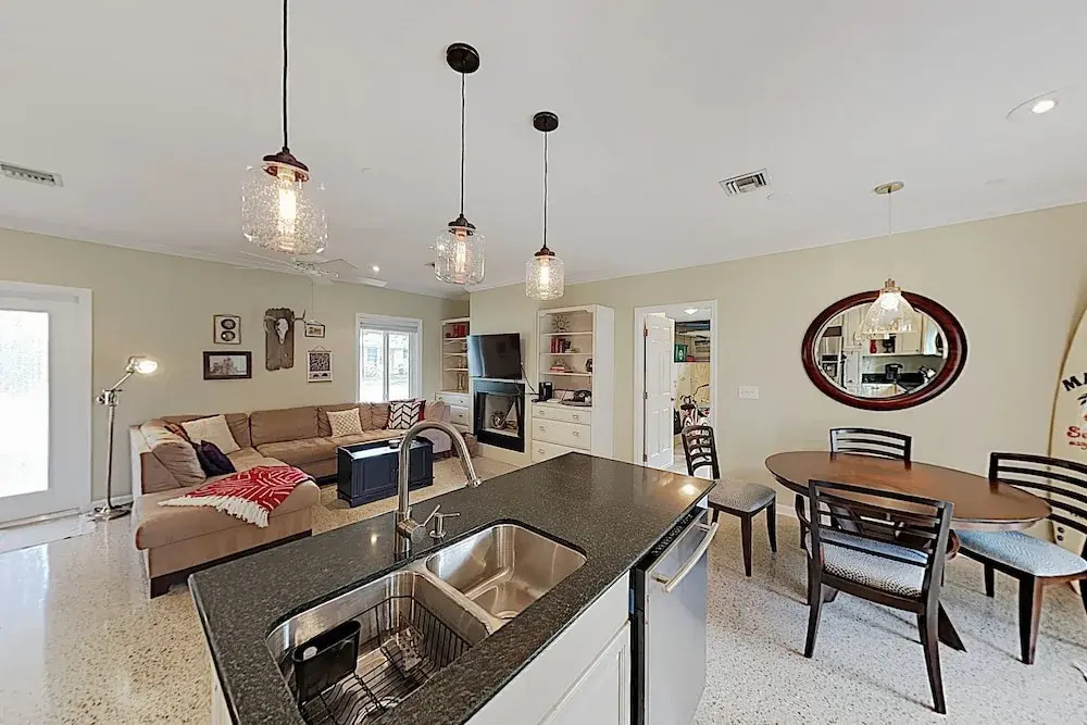 New Listing! Quiet Near Downtown & Beaches 2 Bedroom Home