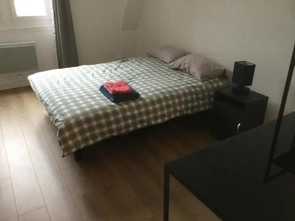 3 chambres en lit double, 6 personnes, dans appartement entièrement rénové, 70 m2 , WIFI,Climatisation, très calme , tout équipé,lit bébé