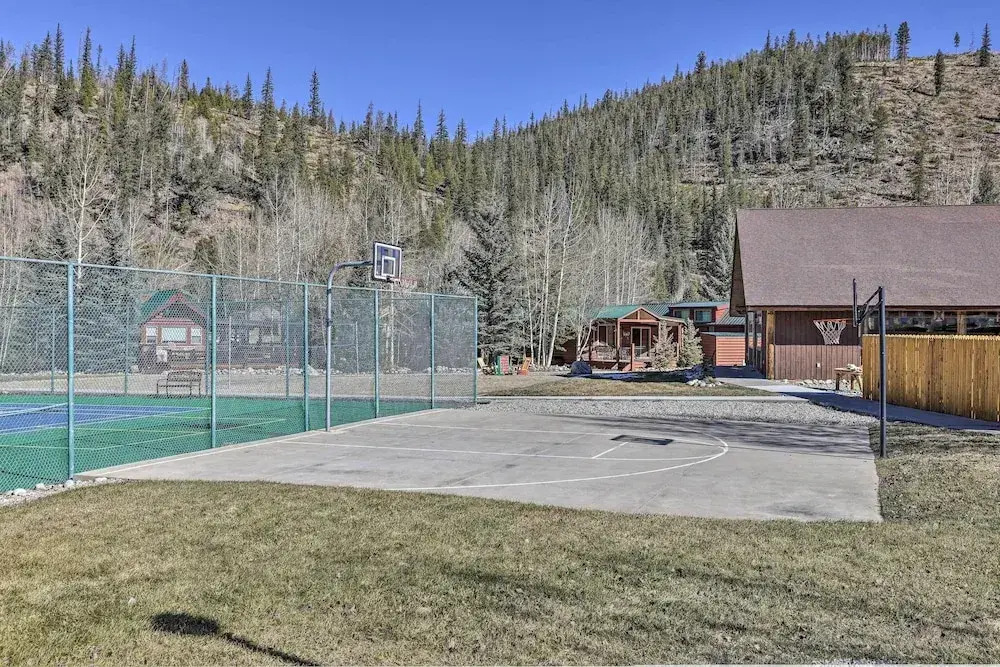 Close to Skiing: Cabin w/ Pool Access in Breck